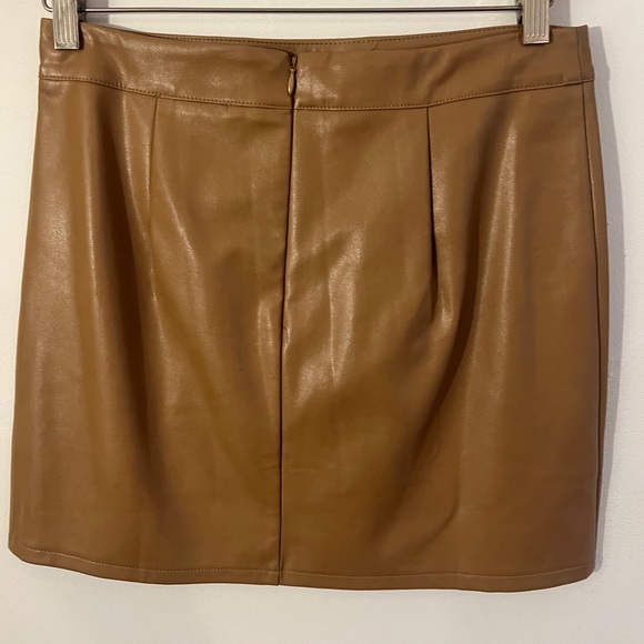 Faux leather light brown mini skirt with front side slit. Size medium. - Picture 3 of 3